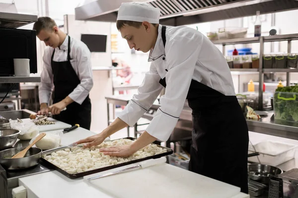 Ingredientes de trabalho de rotina preparar refeição restaurante — Fotografia de Stock