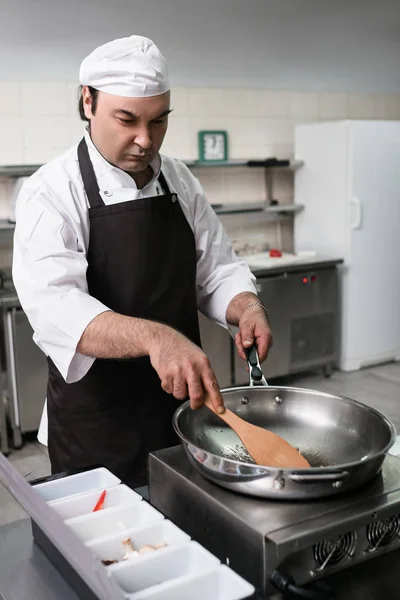 Chef trabalha restaurante cozinha preparando refeição — Fotografia de Stock