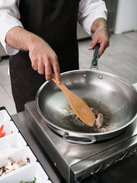 Chef trabalha restaurante cozinha preparando refeição — Fotografia de Stock