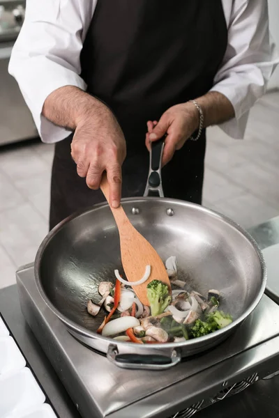 Техника смешивания профессиональных навыков повара — стоковое фото