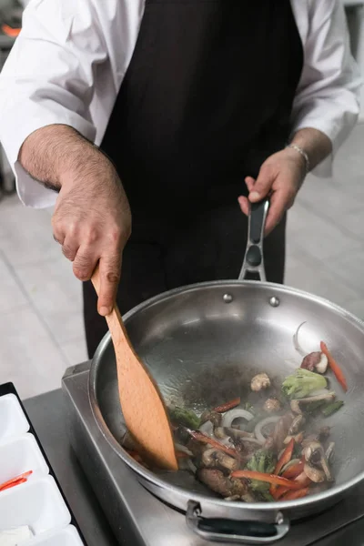 Техника смешивания профессиональных навыков повара — стоковое фото