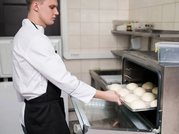 Hamburger zsemle cook kemencében sütés — Stock Fotó