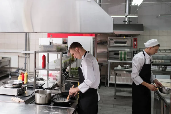Restaurante chef lifestyle trabalho cozinha cozinheiro — Fotografia de Stock
