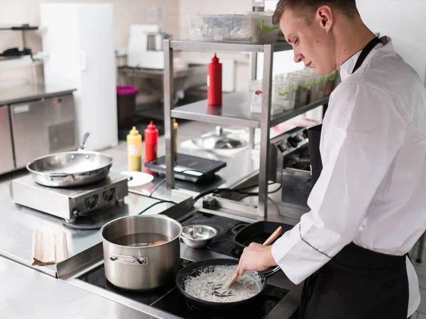 Ресторан шеф-повар стиль жизни работа кухня повар — стоковое фото
