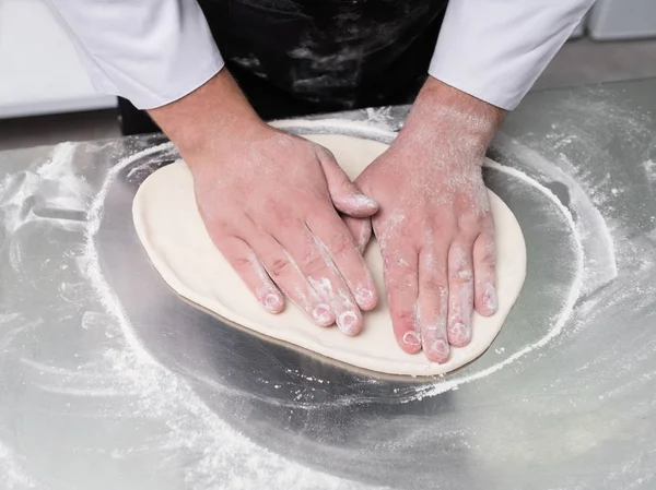 Выпечка месить тесто умелые руки — стоковое фото