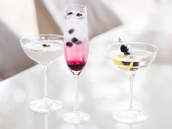 Morgon part alkoholhaltiga cocktails sortiment — Stockfoto
