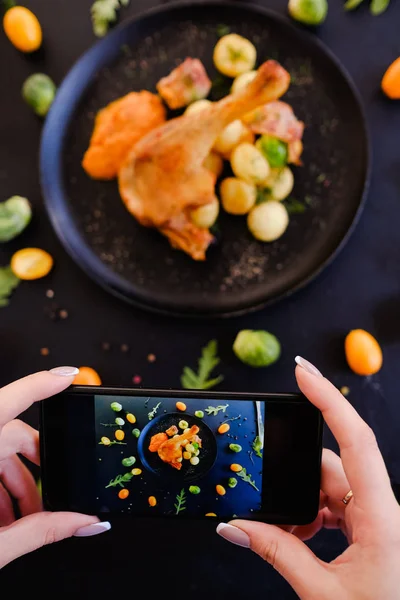 Voedsel blogger restaurant eten smartphone foto — Stockfoto