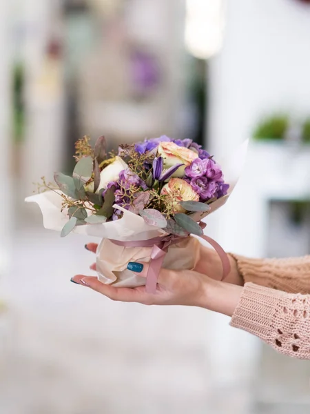 Bouquet de fleurs livraison femme tenant créatif — Photo