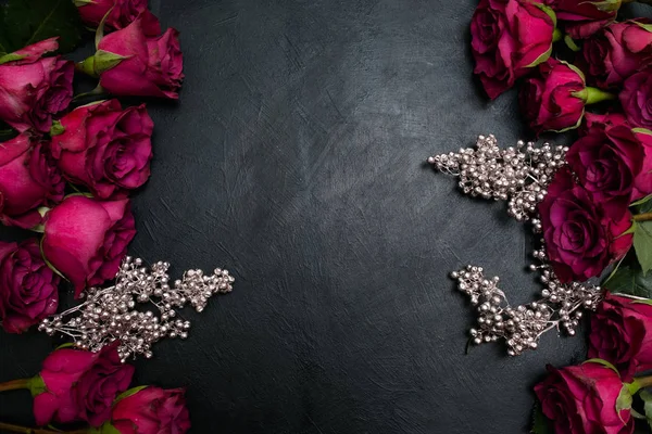 şarap rengi kırmızı güller koyu arka plan Gotik tarzı