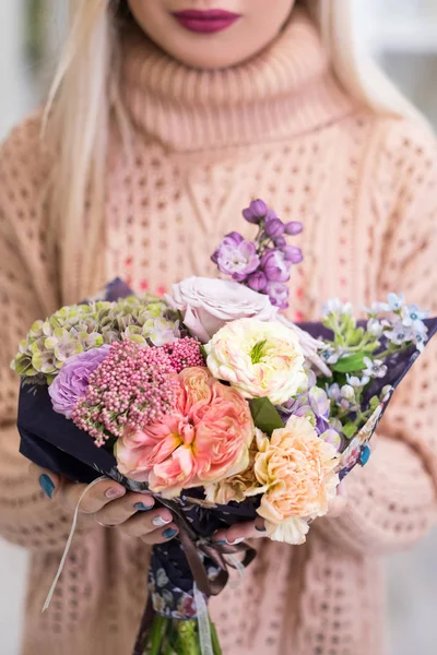 Bouquet de fleurs livraison femme tenant créatif — Photo