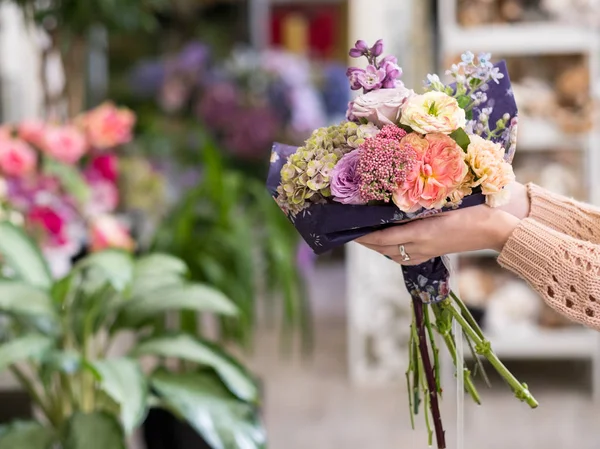 Bouquet de fleurs livraison femme tenant créatif — Photo