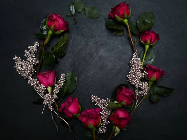 kırmızı gül çelenk gümüş dekor koyu arka plan