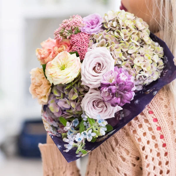 Fecha romántica ramo de flores hermoso regalo — Foto de Stock