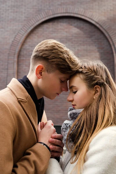 Casal abraço sensual sentimentos verdadeiros momentos ternos — Fotografia de Stock