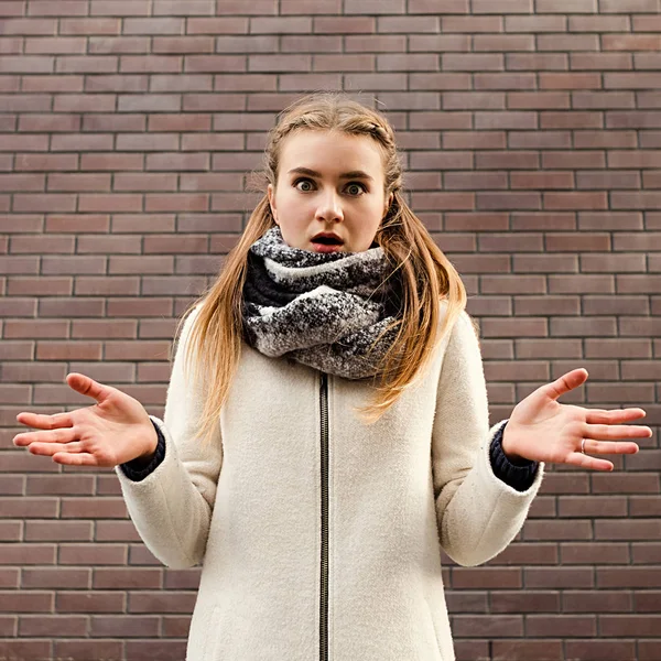 Mauvaise émotion surprize fille perplexe étonné — Photo