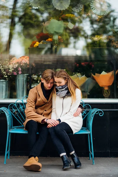 Young teen couple date hug sweet pure love romance — Stock Photo, Image