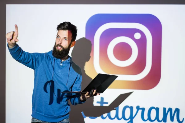 Instagram compartilhamento de fotos de rede social online — Fotografia de Stock