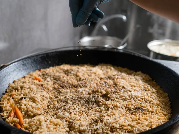 Tempero tradicional farinha de pilaf receita cozinhar — Fotografia de Stock