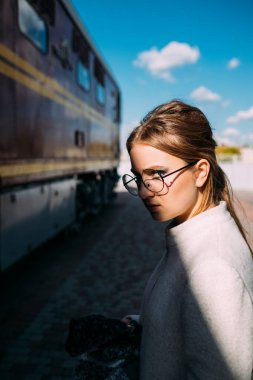 iş gezisi kadını seyahat yaşam tarzı tren istasyonu