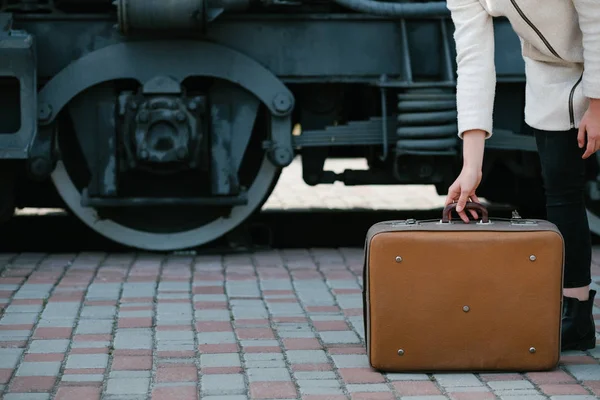 Аксессуары для путешествий хипстерский стиль чемодан — стоковое фото