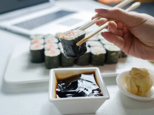 Cibo sano mangiare cucina asiatica sushi salsa di soia — Foto Stock