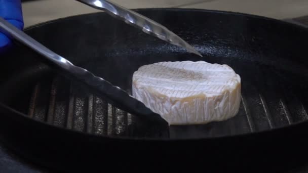 Cibo ristorante pasto cottura chef formaggio pinze — Video Stock