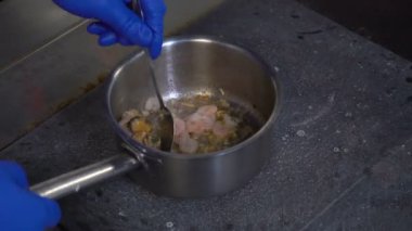 Restoran deniz ürünleri mutfağı Şef karıştırarak yemek