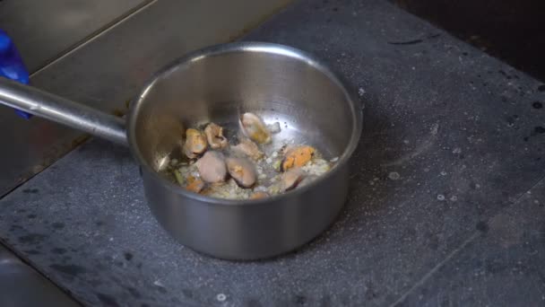 Restaurante mariscos comida cocina chef freír camarones — Vídeos de Stock