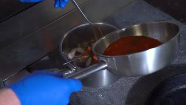 Морепродукти кухня кулінарія шеф-кухар готує гастрономічну страву — стокове відео