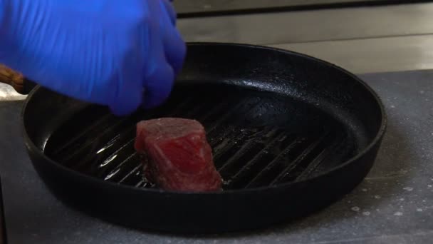 Comida restaurante cozinha refeição cozinheiro chef fritar carne — Vídeo de Stock