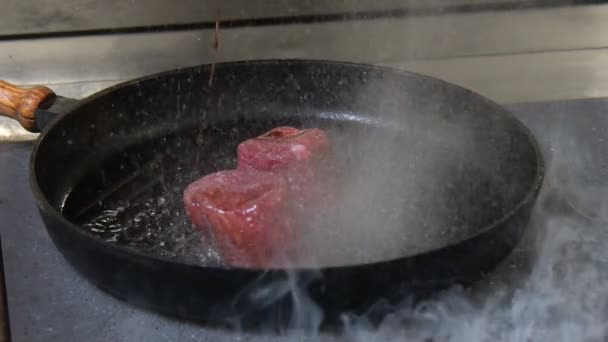 Τροφίμων γεύμα κουζίνα εστιατόριο μαγειρεύουν κρέας τηγάνι — Αρχείο Βίντεο
