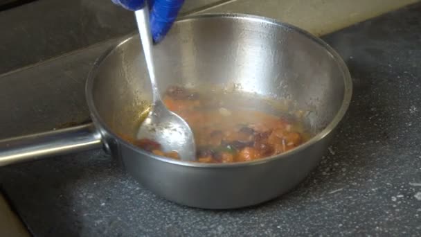 Приготування їжі ресторанна страва шеф-кухар приготування соусу — стокове відео