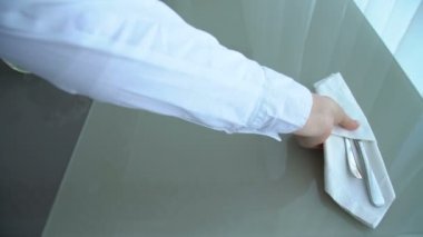 Restoran servis yemek garson servis yemek akşam yemeğine çıkmak