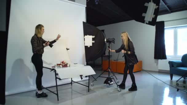 Backstage fotografering assistent softbox udstyr – Stock-video