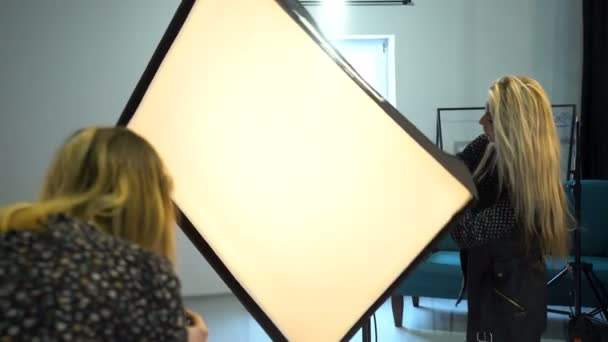 A színfalak mögött fotós csapatmunka berendezés beállítása — Stock videók