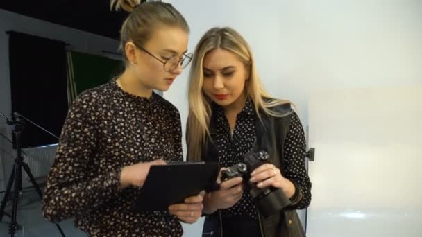 Backstage fotografia trabalho em equipe discussão criativa — Vídeo de Stock