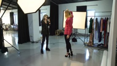 sahne arkası moda fotoğrafçısı çalışma alanı seti