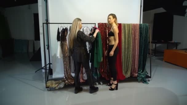 Sahne arkası moda fotoğrafçılığı kıyafet seçim modeli — Stok video