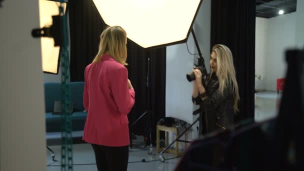 Backstage modelo de moda fotógrafo comunicação — Vídeo de Stock