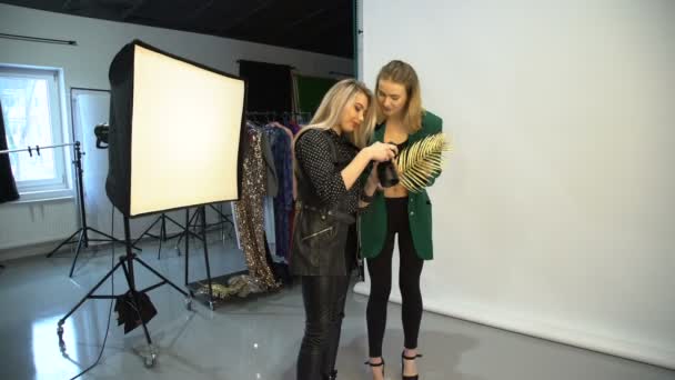 Sahne arkası photoshoot sonuç gözden geçirme iletişim — Stok video