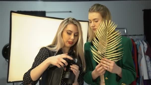 Estilo de vida passatempo do fotógrafo nos bastidores do espaço de trabalho — Vídeo de Stock