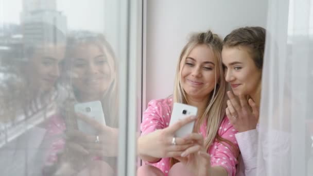 Selfie enfrenta jovens estilo de vida amigos passatempo meninas — Vídeo de Stock
