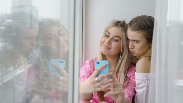 Selfie 創造性青年の友人娯楽女の子 — ストック動画