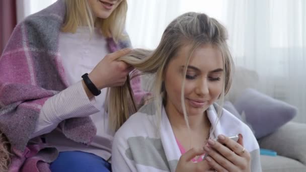 Друзья лучший отдых волосы плетение девушки красота — стоковое видео