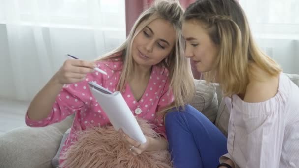 Vriend mededeling discussie tiener levensstijl — Stockvideo