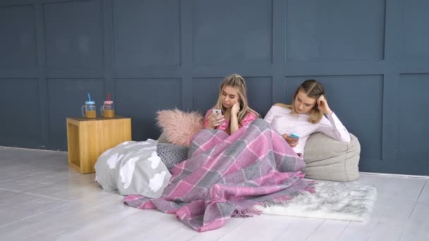 Skicka SMS online missbruk inaktiv fritid livsstil — Stockvideo