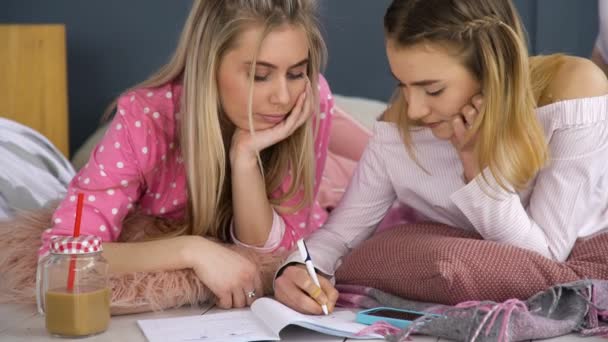 Pasatiempo amigos comunicación adolescentes compañeros — Vídeos de Stock