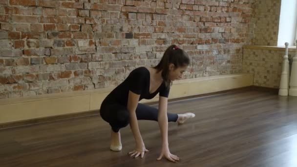 Sport fitness yoga Turnen meisje uitrekken — Stockvideo