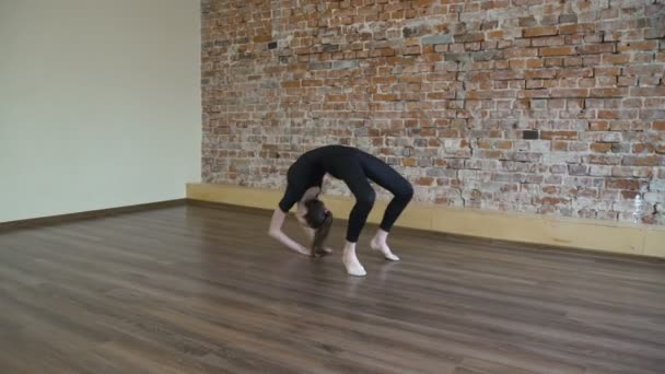 Спортивний фітнес гімнастка гнучкість дівчина розтягується — стокове відео