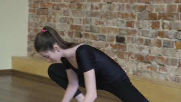 Αθλητισμός γυμναστήριο γυμναστική ευέλικτο κορίτσι τέντωμα — Αρχείο Βίντεο
